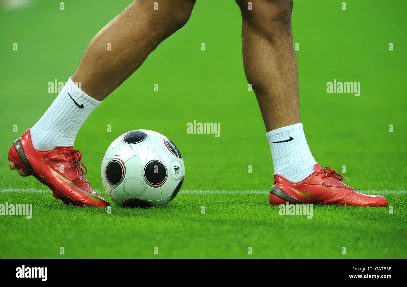 Fußball - UEFA-Europameisterschaft 2008 - Gruppe A - Türkei / Tschechische  Republik - Stade de Geneve. Allgemeine Ansicht eines Spielers, der beim  Aufwärmen rote Nike Fußballschuhe und weiße Nike Socken trägt  Stockfotografie - Alamy