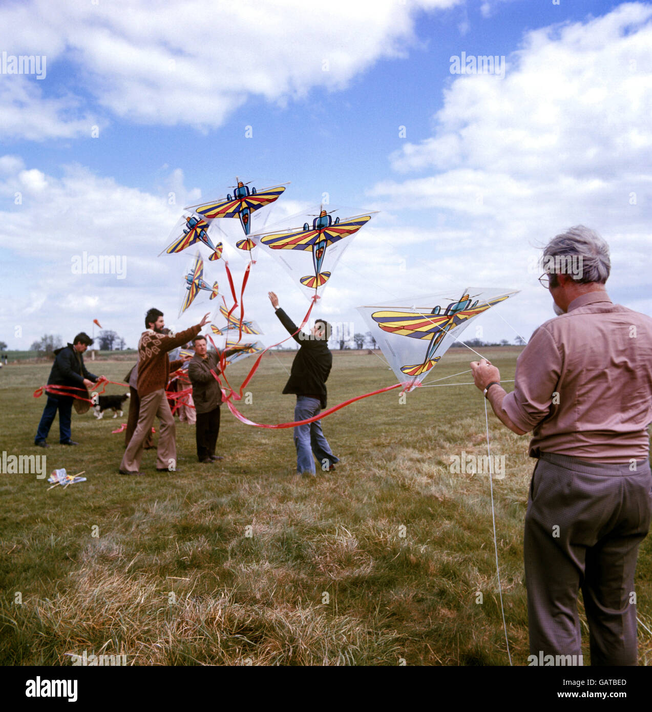 Ein Versuch, neun Drachen hintereinander zu fliegen, von Mettoy Ltd, beim Kite Festival in Old Warden, Bedfordshire. Stockfoto