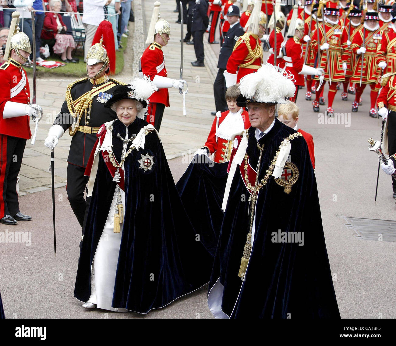 Die britische Königin Elizabeth II. Und der Herzog von Edinburgh gehen in der Prozession des Garter-Ordens in Windsor, London. Stockfoto