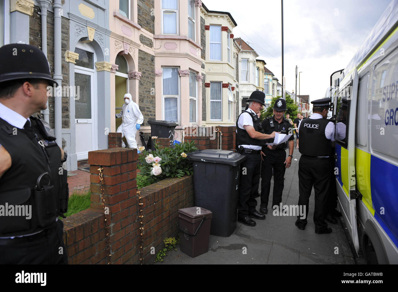 Polizeibeamte durchsuchen ein Grundstück in Belle Vue Road, Easton, Bristol, nachdem ein 19-jähriger Mann in der Stadt nach dem Terrorismusgesetz verhaftet wurde. Stockfoto