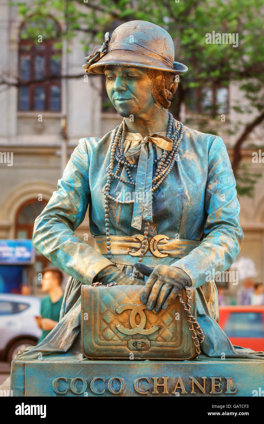 Coco Chanel Lebende Statue An B Fit Im Street Festival In Bukarest Stockfotografie Alamy