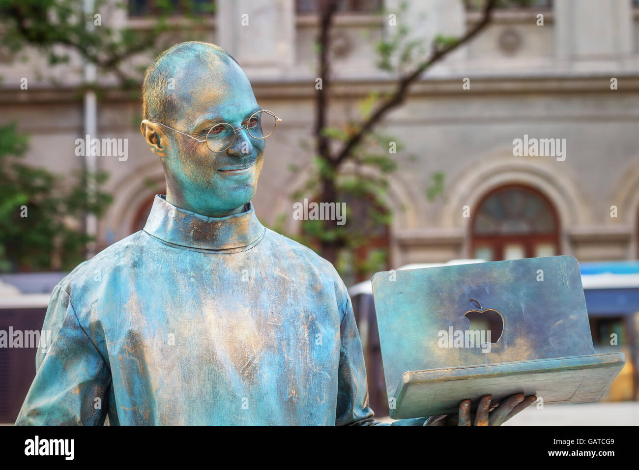 Bukarest, Rumänien - 10. Juni 2016: Steve Jobs lebende Statue an B-FIT auf der Straße. Stockfoto