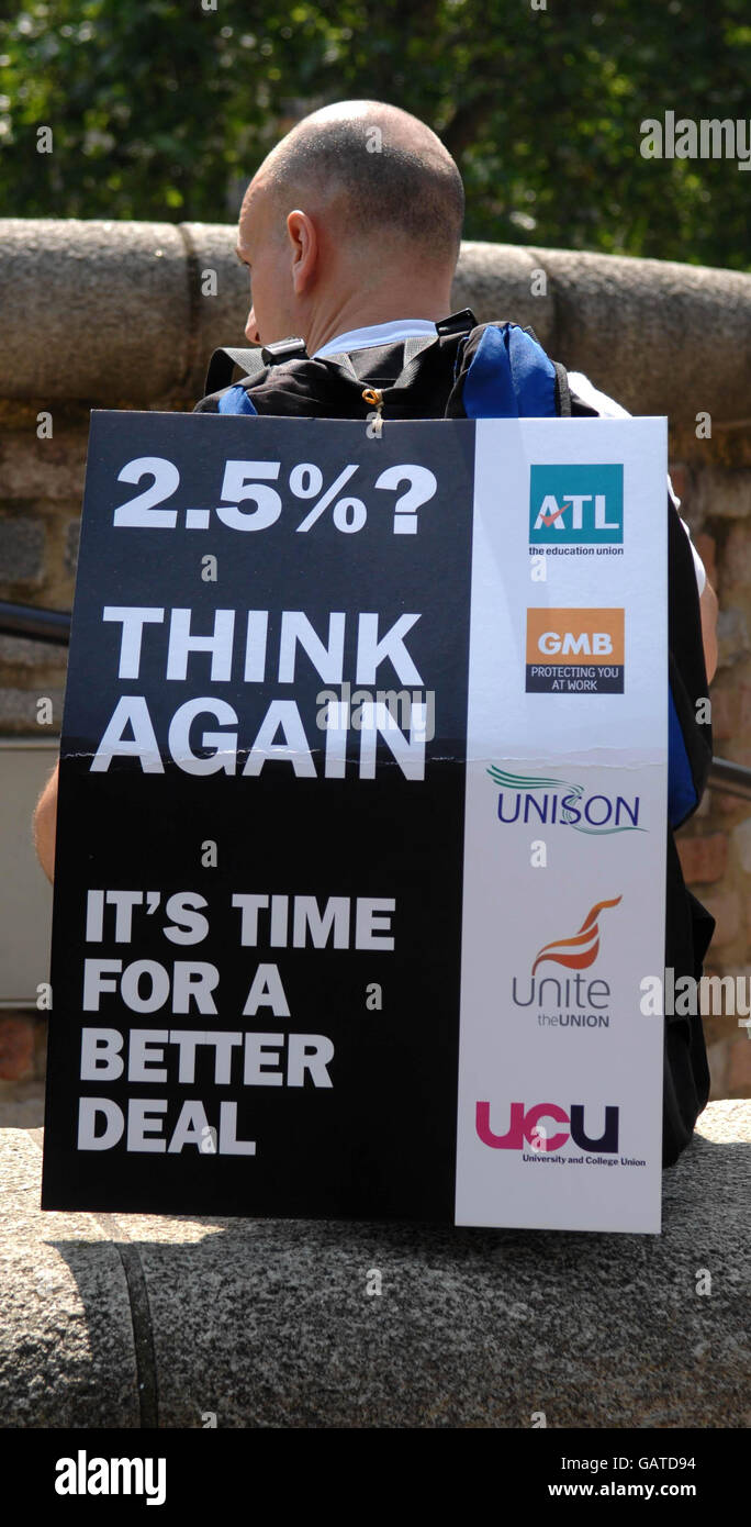 Ein Gewerkschaftsmitglied zeigt vor der Methodist Central Hall im Zentrum von London ein Plakat, bevor es an einer Kundgebung teilnimmt, die zu fairen Entlohnung aufruft. Stockfoto