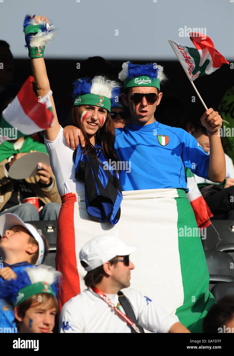 Fußball - UEFA-Europameisterschaft 2008 - Gruppe C - Holland gegen Italien - Stade de Suisse. Italienische Fans zeigen ihre Unterstützung, in den Tribünen vor dem Anpfiff. Stockfoto