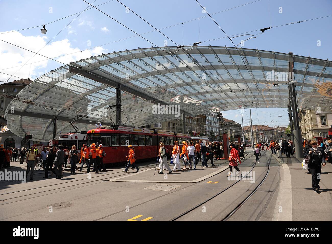 Gesamtansicht einer Straßenszene in Bern, Schweiz mit Straßenbahnen und Fans, vor dem Auftakt des Spiels der Gruppe C zwischen Holland und Italien bei der Euro 2008 Stockfoto