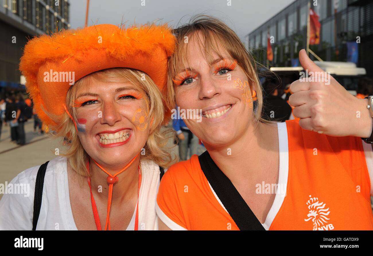 Zwei Holland-Fans zeigen ihre Unterstützung und ihre Farben außerhalb der stadion vor dem Start Stockfoto