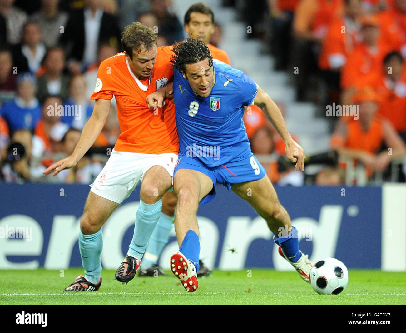 Der Holländer Joris Mathijsen (l.) und der Italiener Luca Toni kämpfen um  Der Ball Stockfotografie - Alamy