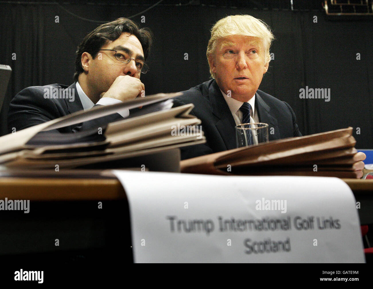 US-Immobilienmagnaten Donald Trump (rechts) bei der öffentlichen Untersuchung seines geplanten 1-Milliarden-Golfresort im Menie Estate, Balmedie, in der Boyd Orr Hall im Aberdeen Exhibition and Conference Center, Aberdeen. Stockfoto