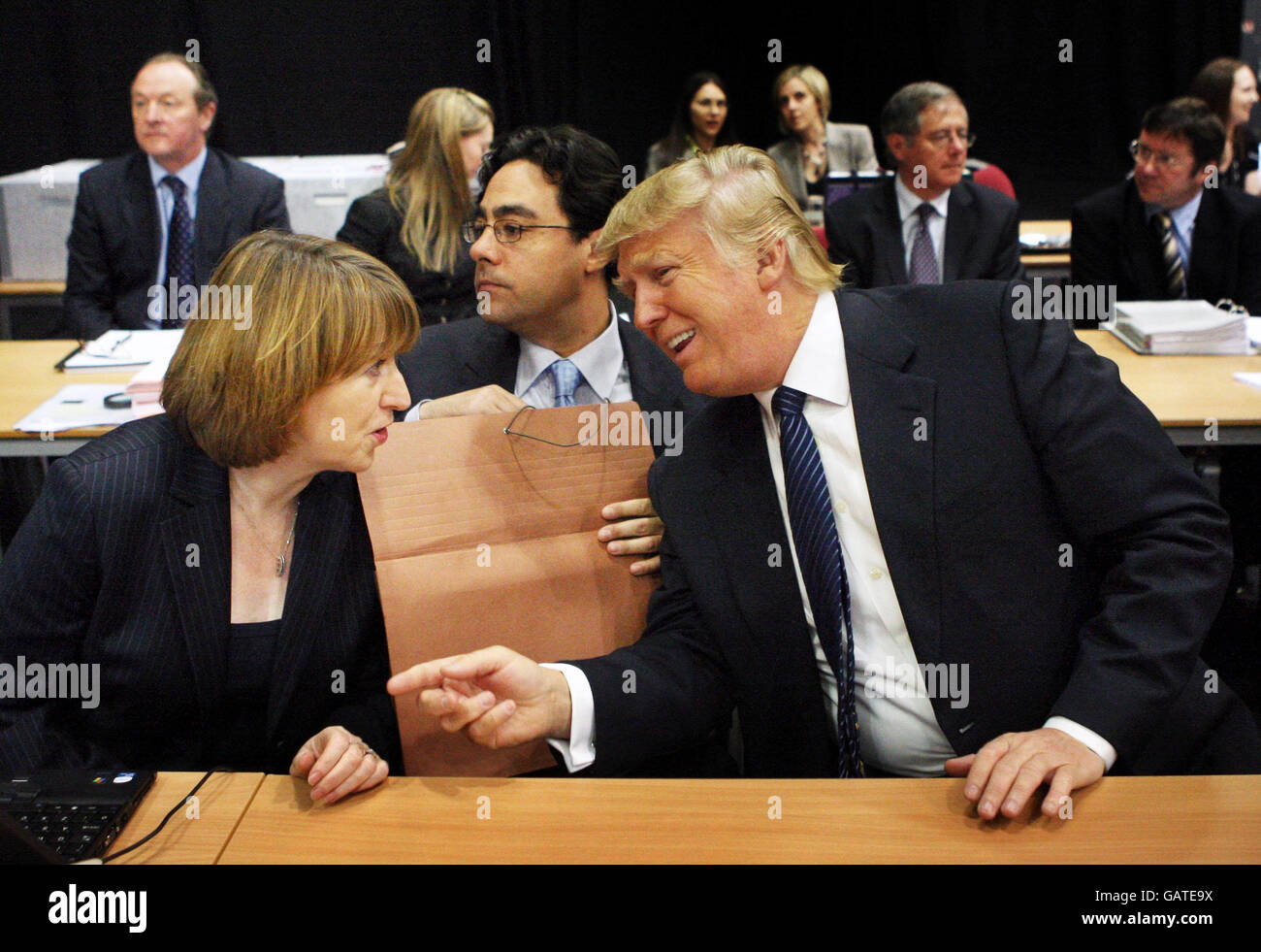 DER US-Immobilienmagnate Donald Trump spricht bei der öffentlichen Untersuchung seines geplanten 1-Milliarden-Golfresort im Menie Estate, Balmedie, in der Boyd Orr Hall im Aberdeen Exhibition and Conference Centre, Aberdeen. Stockfoto