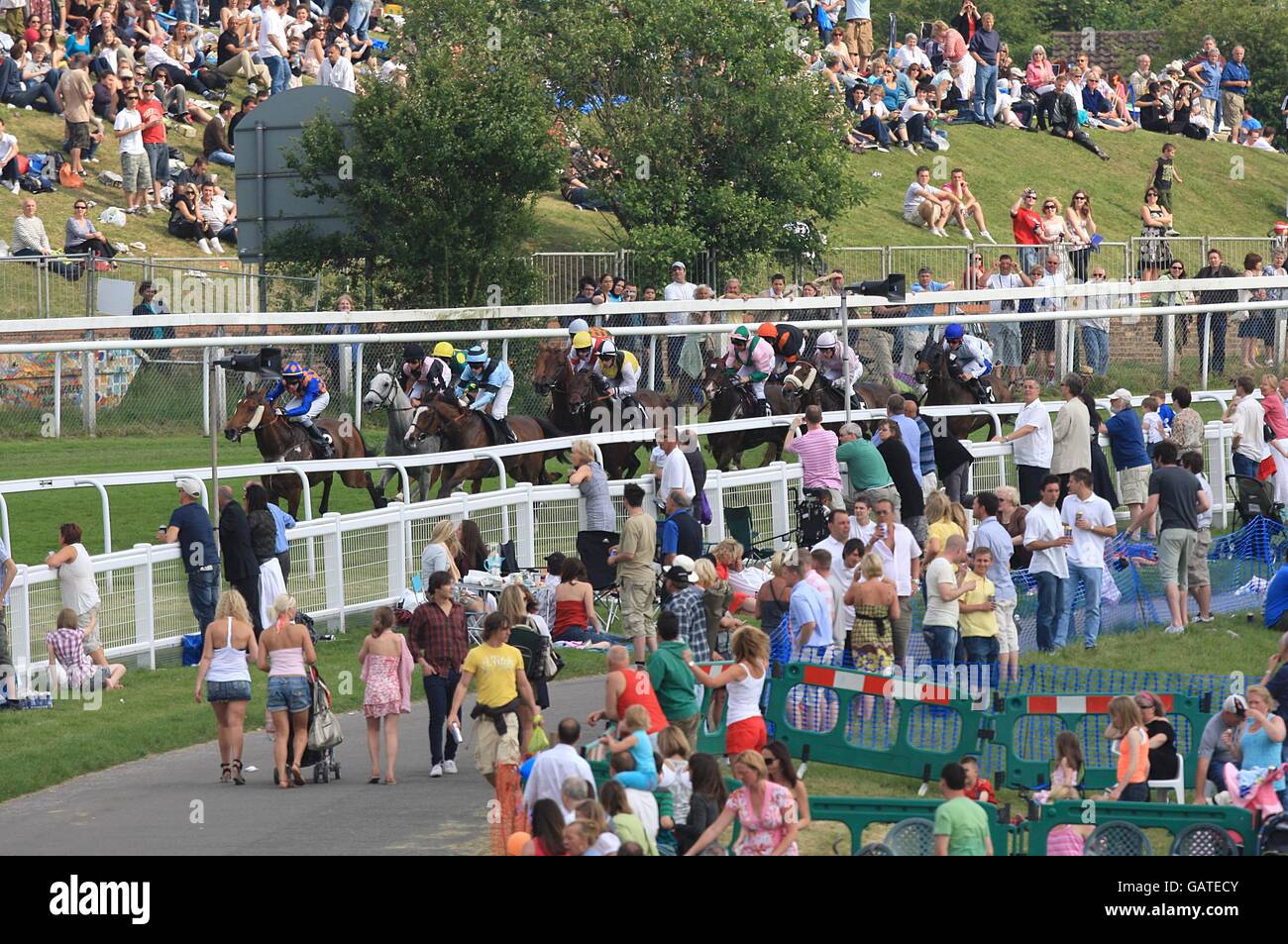 Pferderennen - 2008 Derby Festival - Derby Day - Epsom Downs Racecourse. Rennfahrer genießen ihren Tag auf der Rennbahn Epsom Downs Stockfoto