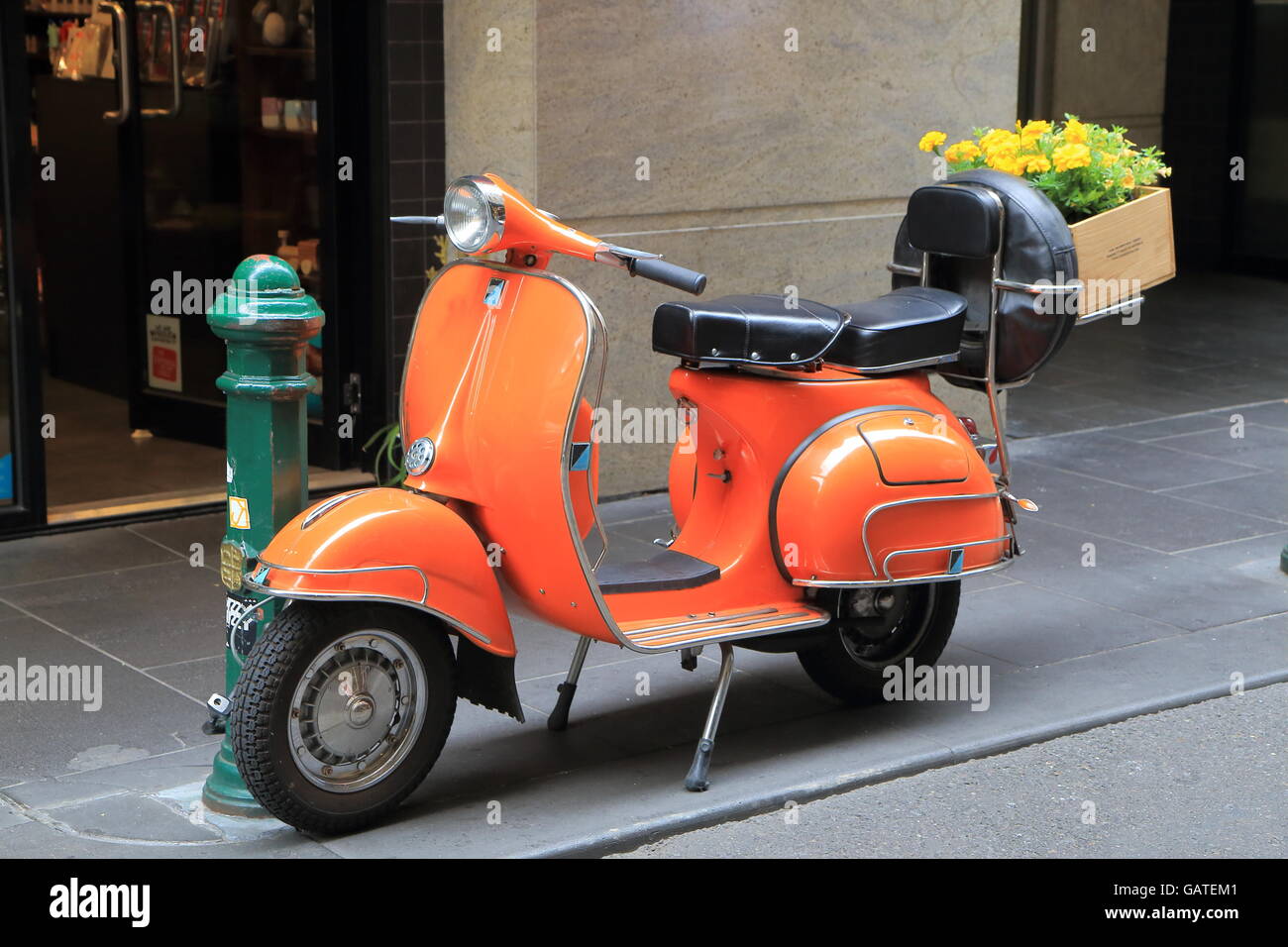 Orange Roller Vespa Motorrad Stockfoto