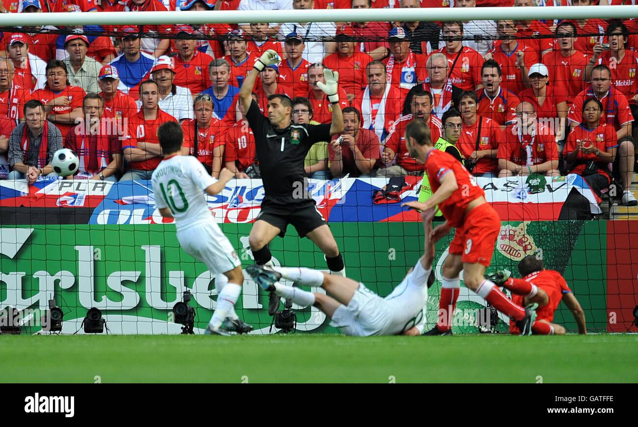 Fußball - UEFA-Europameisterschaft 2008 - Gruppe A - Tschechische Republik / Portugal - Stade de Geneve. Der tschechische Libor Sionko (r) punktet mit dem Ausgleich auf 1-1 Stockfoto