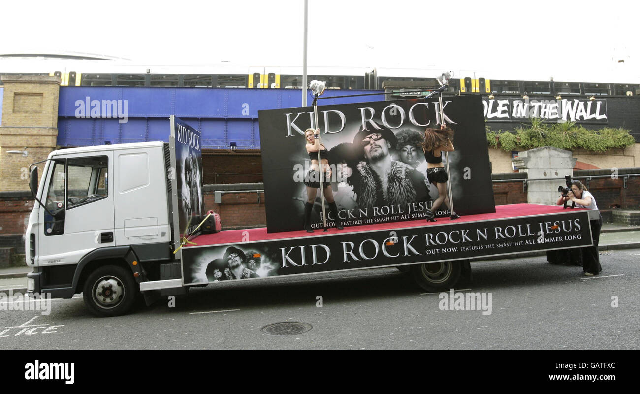 Pole Dancers treten auf der Rückseite eines Trucks auf, um die neue Single 'All Summer Long' des amerikanischen Sängers Kid Rock vor der Waterloo Station im Zentrum Londons zu bewerben. Stockfoto