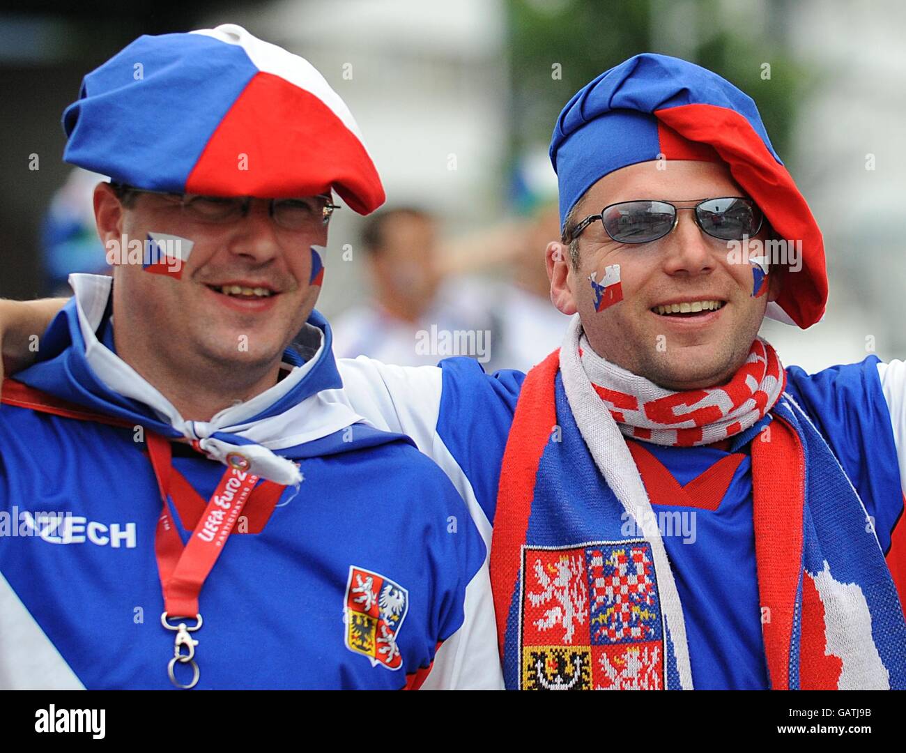 Fans der Tschechischen Republik zeigen ihre Unterstützung und ihre Farben außerhalb von Das Stadion vor dem Start Stockfoto