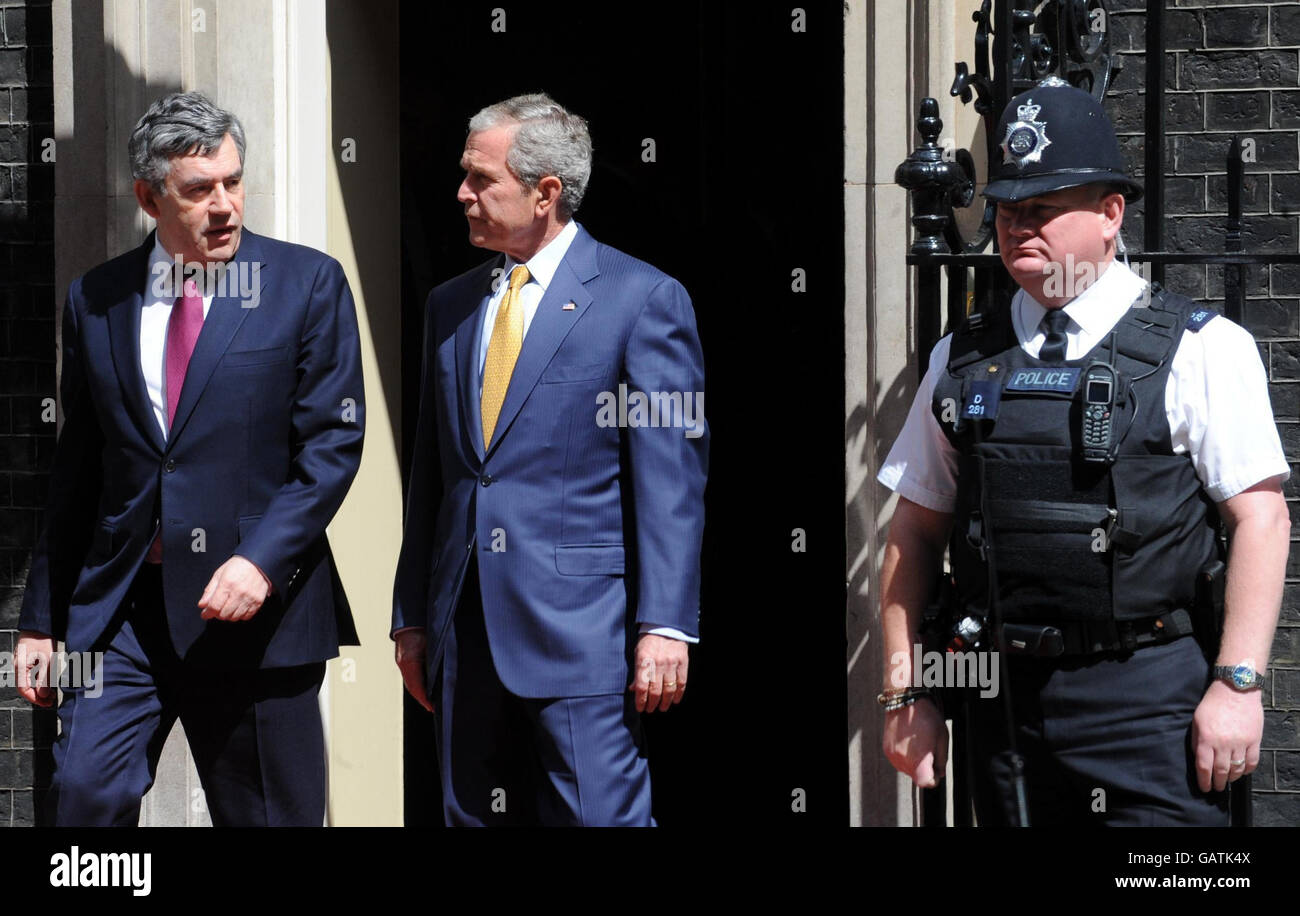 US-Präsident George Bush verlässt die Downing Street 10 mit Premierminister Gordon Brown nach einem Treffen und einer Pressekonferenz. Stockfoto