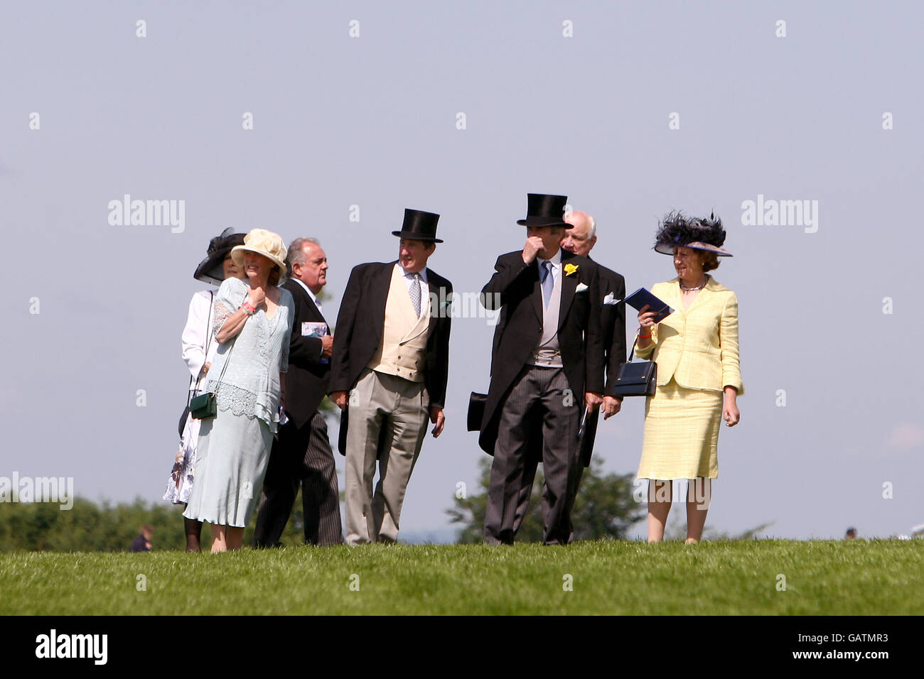 Pferderennen - Das Derby Festival 2008 - Derby Day - Epsom Downs Racecourse. Rennfahrer auf der Rennbahn Epsom Downs am Derby Day Stockfoto