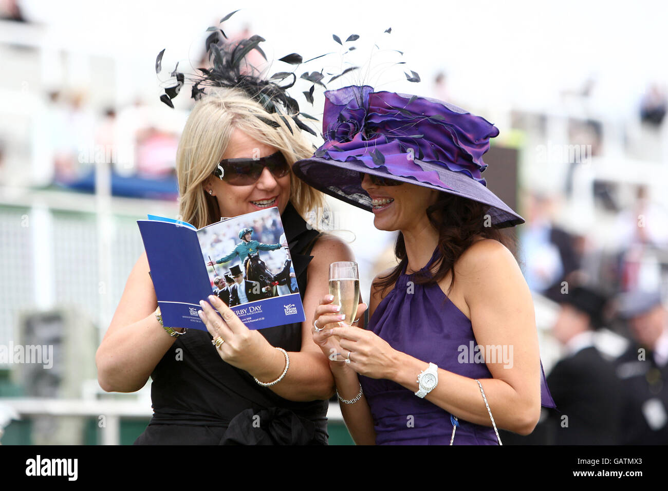 Pferderennen - Das Derby Festival 2008 - Derby Day - Epsom Downs Racecourse. Rennfahrer auf der Rennbahn Epsom Downs am Derby Day Stockfoto