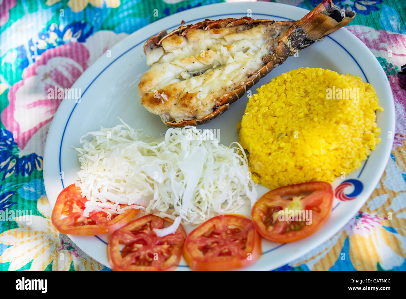Hummer vom Grill mit Reis und Salat auf ein Strandrestaurant in Kuba Stockfoto