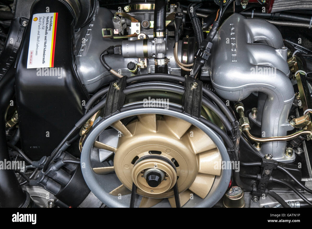 Shell Fuels und Schmierstoffe auf Porsche Verbrennungsmotor in Carnforth, Lancashire, Lakeland Classic Car Rally - Sonntag, 5.. Juli 2015. Organisiert von Mark Woodward Classic Events, ist dies nur eine von 12 Shows, die an verschiedenen Orten im ganzen Land stattfinden und über 400 Oldtimer, Oldtimer, stationäre Motoren, Werbespots und restaurierte Fahrzeuge zeigen. Stockfoto