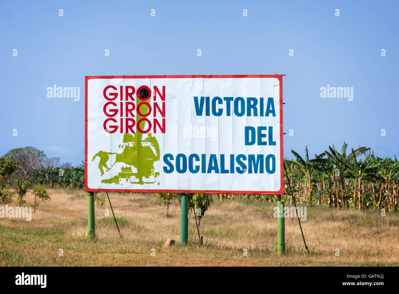 PLAYA GIRON, Kuba - APRIL 27: Schild mit Test was bedeutet "Sieg des Sozialismus" auf dem Weg zur Playa Giron, am besten bekannt als der berühmte Stockfoto