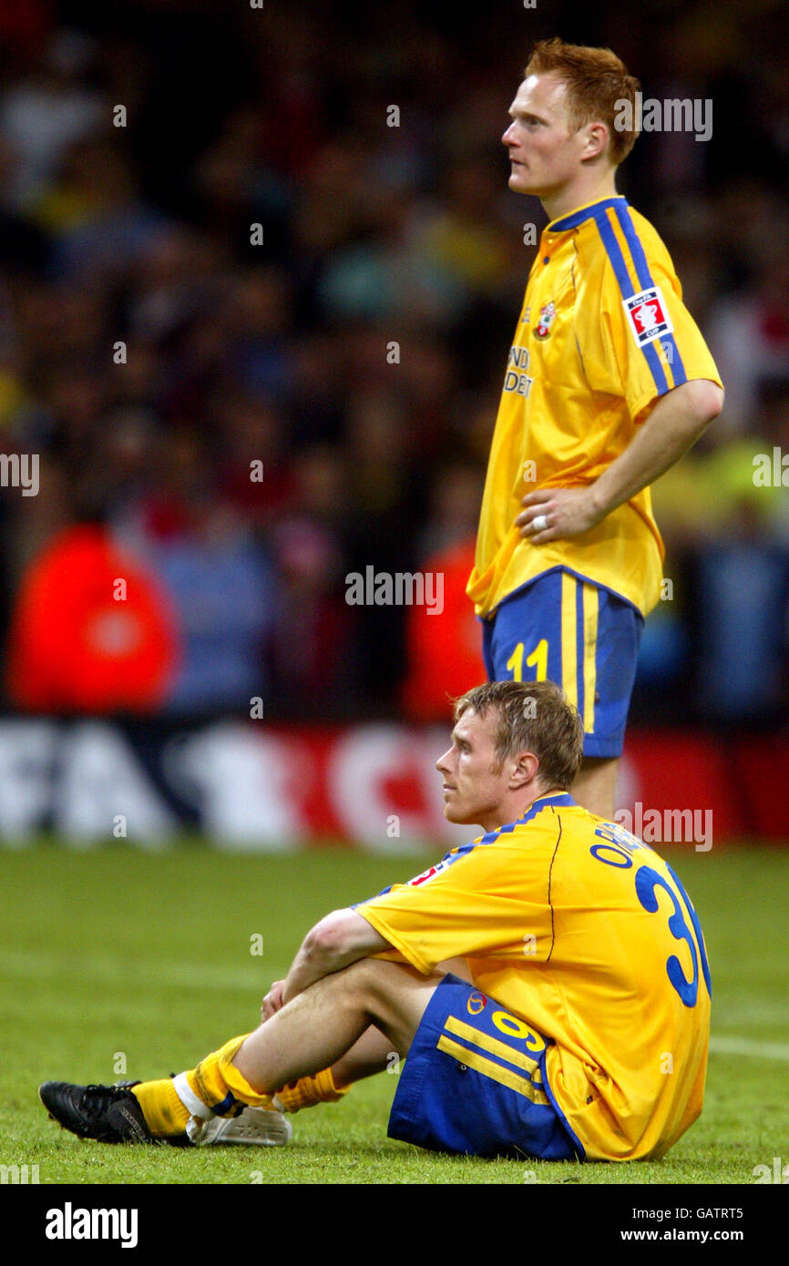 Fußball - AXA FA Cup - Finale - Arsenal gegen Southampton. Southampton's Brett Ormerod und Michael Svensson sitzen nach ihrer Niederlage auf dem Cardiff-Rasen niedergeschlagen Stockfoto