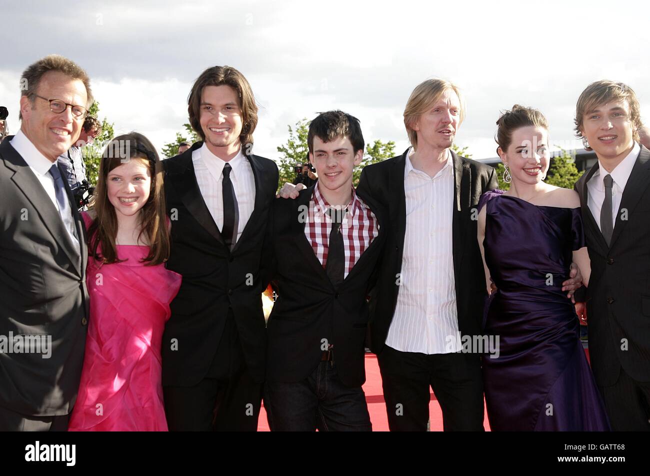 (Von links nach rechts) Mark Johnson, Georgie Henly, Ben Barnes, Skandar Keynes, Andrew Adamson, Anna Popplewell und William Moseley kommen zur Vorführung von The Chronicles of Narnia: Prince Caspian in der O2 Arena in London. Stockfoto