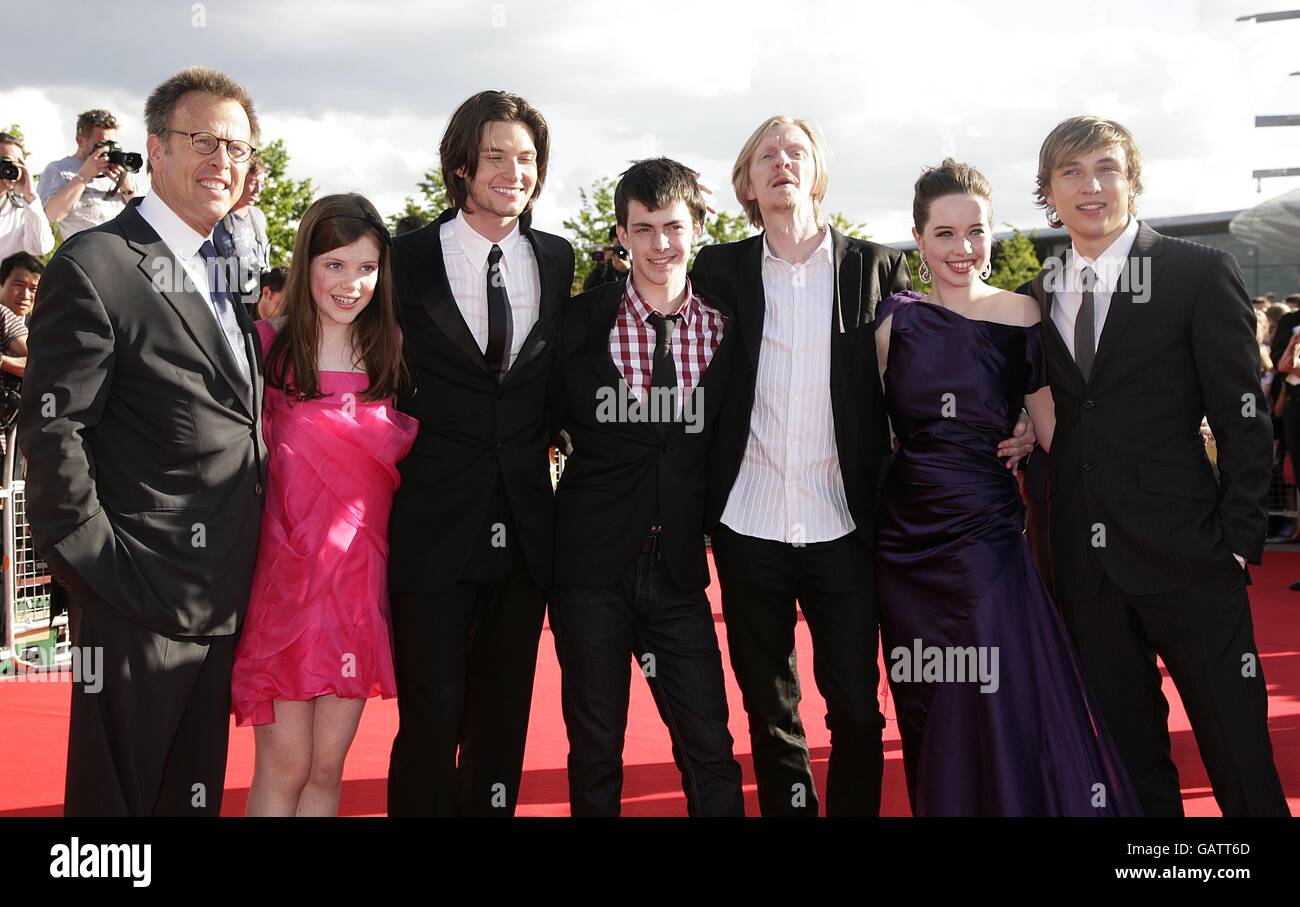 (Von links nach rechts) Mark Johnson, Georgie Henly, Ben Barnes, Skandar Keynes, Andrew Adamson, Anna Popplewell und William Moseley kommen zur Vorführung von The Chronicles of Narnia: Prince Caspian in der O2 Arena in London. Stockfoto