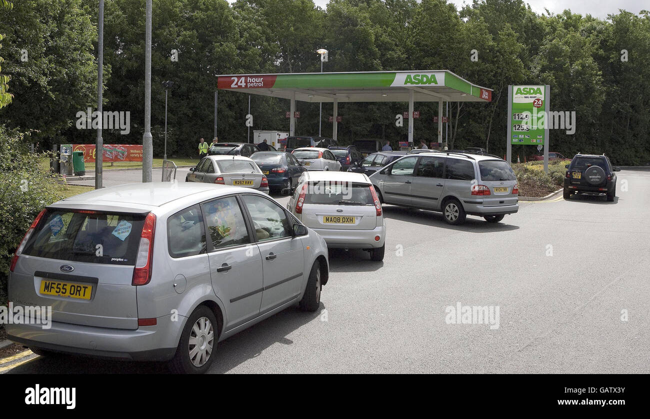 An einer Tankstelle in Aintree, Merseyside, stehen die Leute an, als heute in letzter Minute Gespräche zur Verhinderung eines Tankstreiks begannen, als sich 500 Tanker-Fahrer auf einen viertägigen Ausweg vorbereiten. Stockfoto