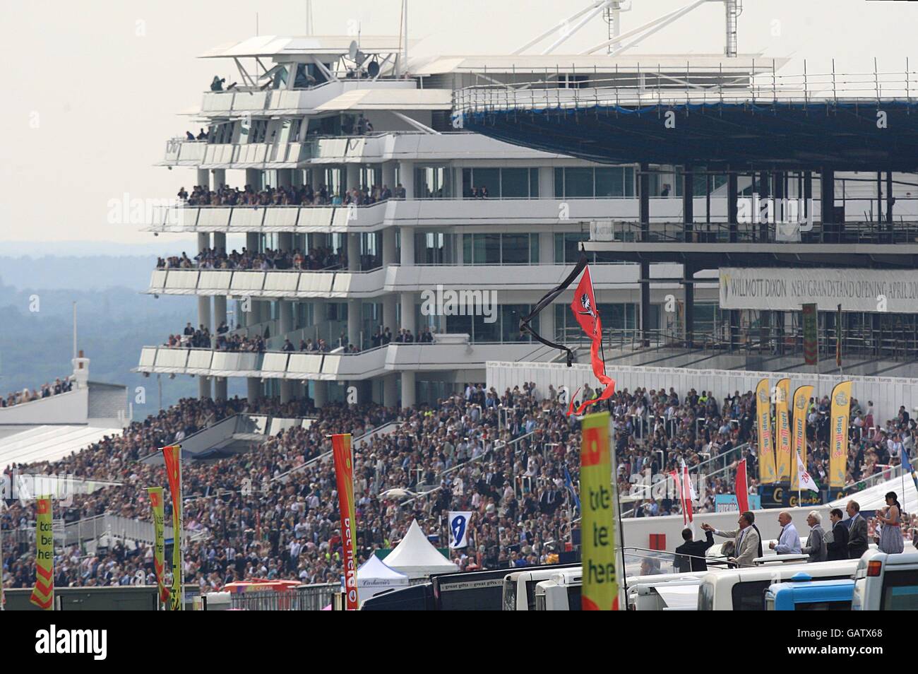 Pferderennen - 2008 Derby Festival - Ladies Day - Epsom Downs Racecourse. Ein Blick auf Epsom am Ladies Day Stockfoto