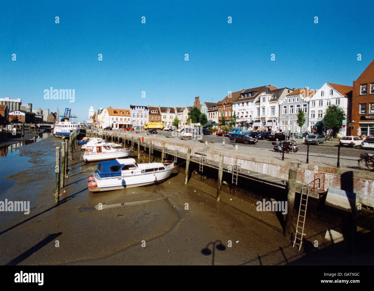 Boote stehen auf der Unterseite der Hafen bei Ebbe Stockfoto