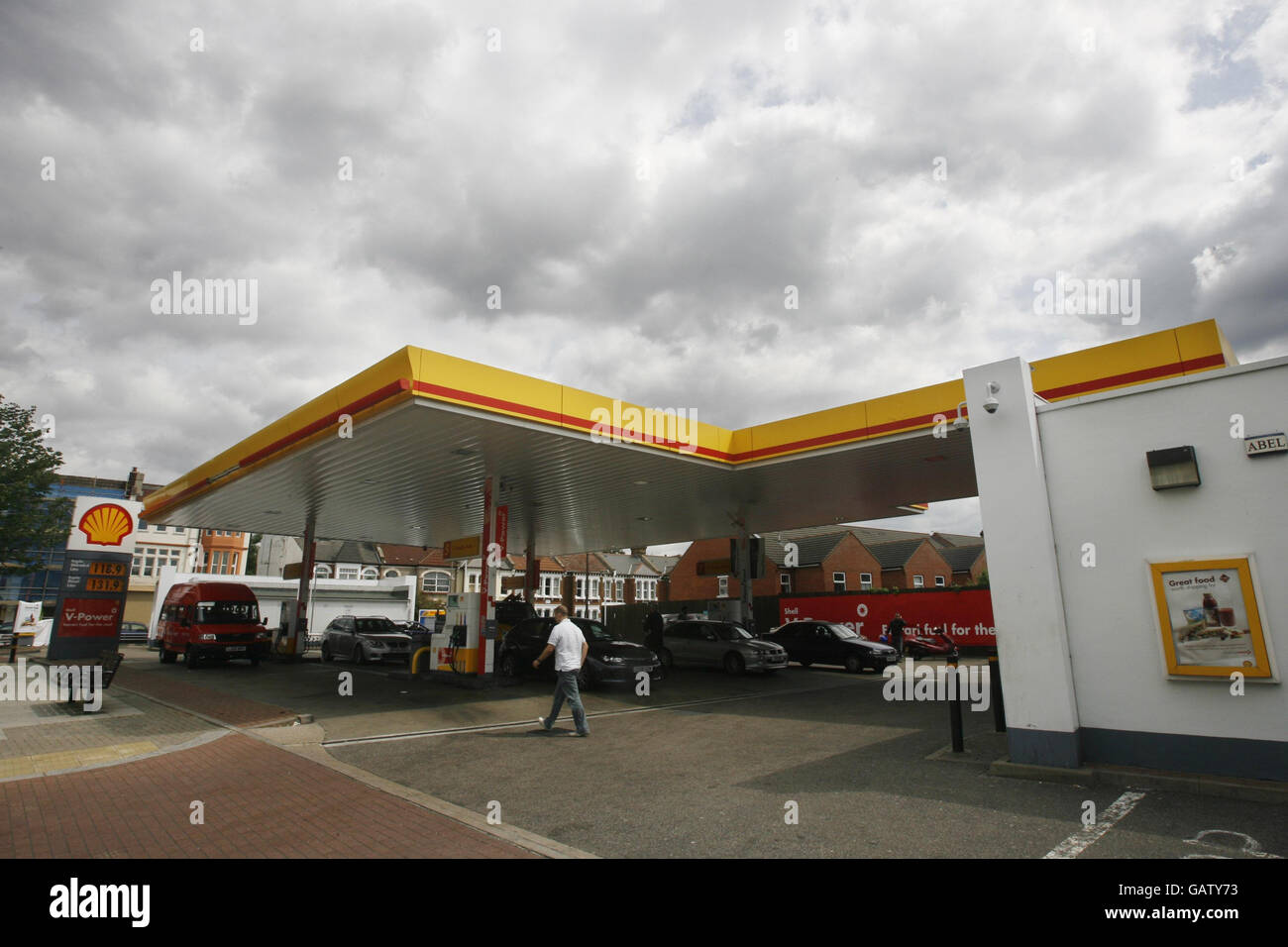 Autofahrer tanken an einer Shell-Tankstelle in Clapham, im Süden Londons, Kraftstoff und folgen den Benzinfahrern vier Tage lang dem Walktout. Stockfoto