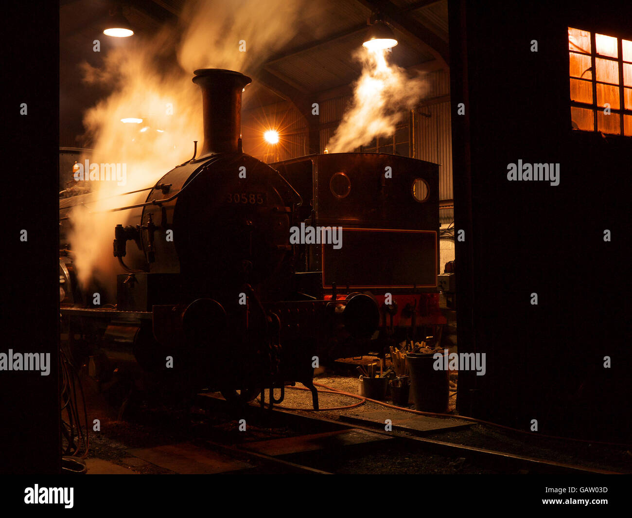 Dampflokomotiven Sie in den Lokschuppen in der Nacht auf die Lincs Wolds Eisenbahn Ludborough Ostern 2014 Stockfoto