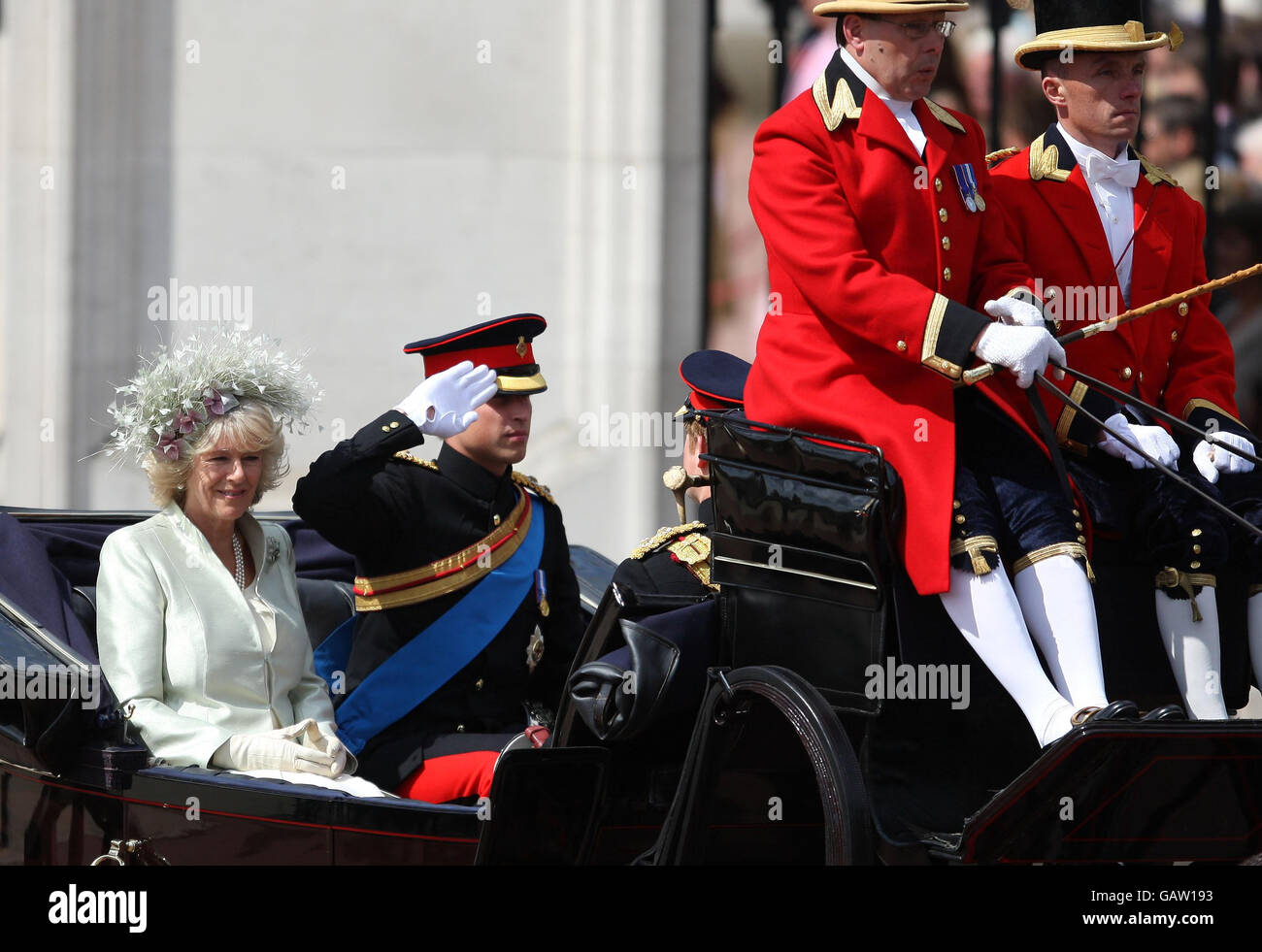 Die Herzogin von Cornwall und Prinz William verlassen den Buckingham Palace im Zentrum Londons auf ihrem Weg zum alljährlichen Trooping the Color. Stockfoto