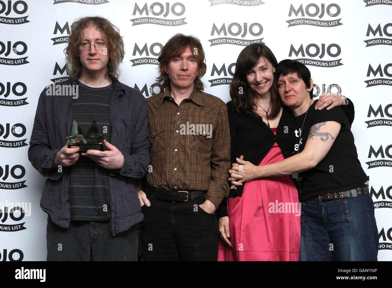 My Bloody Valentine Sammeln Sie den MOJO Classic Album Award für ihr Album "Loveless" während der Mojo Honors List Preisverleihung in der Brauerei, East London. Stockfoto
