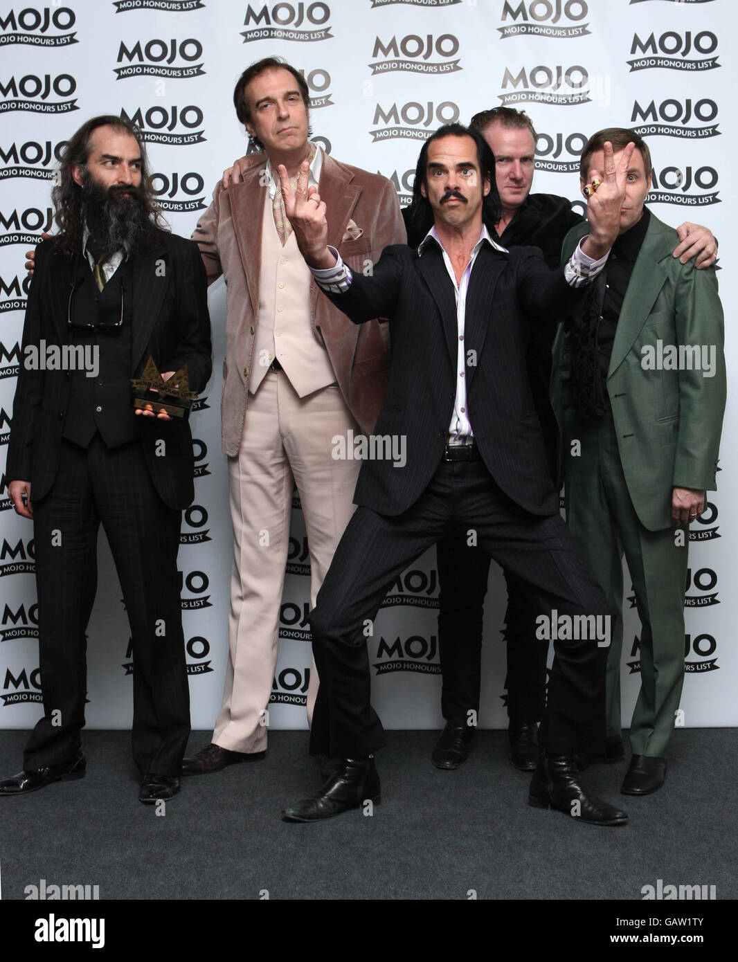 Nick Cave (Mitte) und The Bad Seeds mit dem MOJO Best Album Award während der Preisverleihung der Mojo Honors List in der Brauerei im Osten Londons. Stockfoto