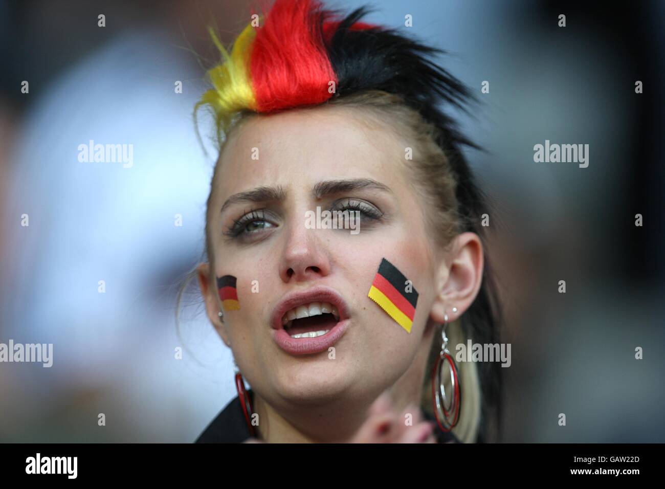 Fußball - UEFA-Europameisterschaft 2008 - Gruppe B - Österreich - Deutschland - Ernst Happel-Stadion. Deutschlands Fans genießen die Atmosphäre im Stadion Stockfoto