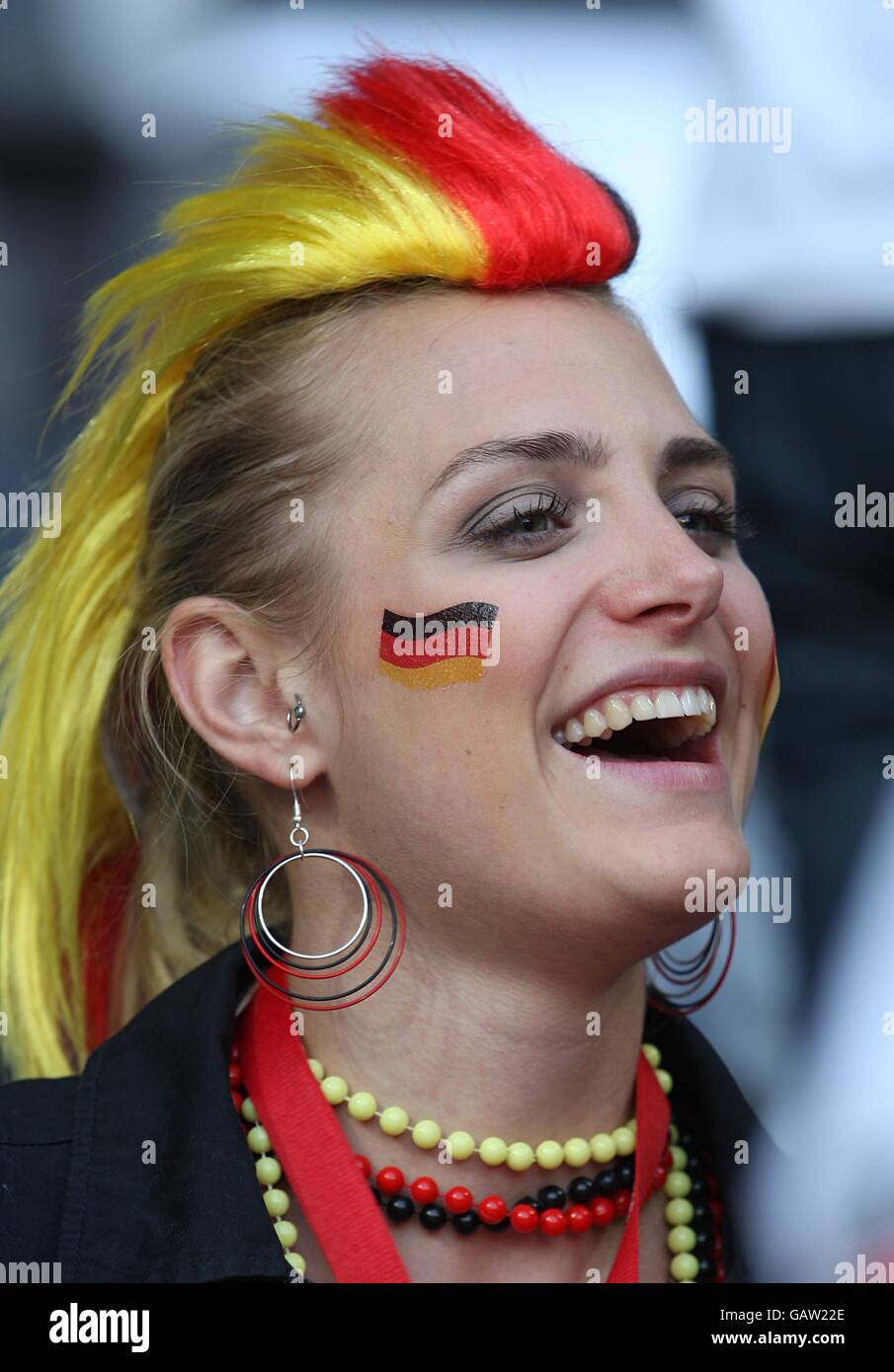Fußball - UEFA-Europameisterschaft 2008 - Gruppe B - Österreich - Deutschland - Ernst Happel-Stadion. Deutschlands Fans genießen die Atmosphäre im Stadion Stockfoto