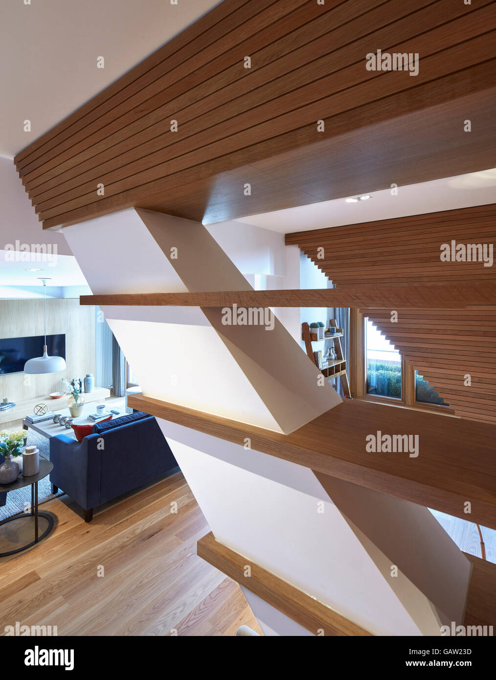 Wohnzimmer mit strukturellen Stützbalken. Wohnung in Krone erreichen, London, Vereinigtes Königreich. Architekt: Burwell Deakins Architekten, 2016. Stockfoto