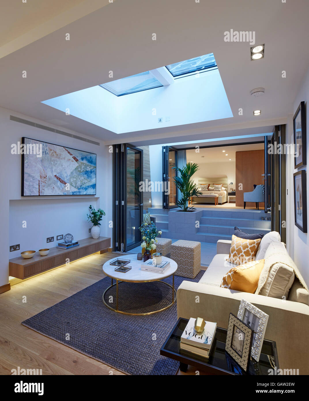 Gesamtansicht mit offenen Wohnbereich. Wohnung in Krone erreichen, London, Vereinigtes Königreich. Architekt: Burwell Deakins Architekten, 2016. Stockfoto