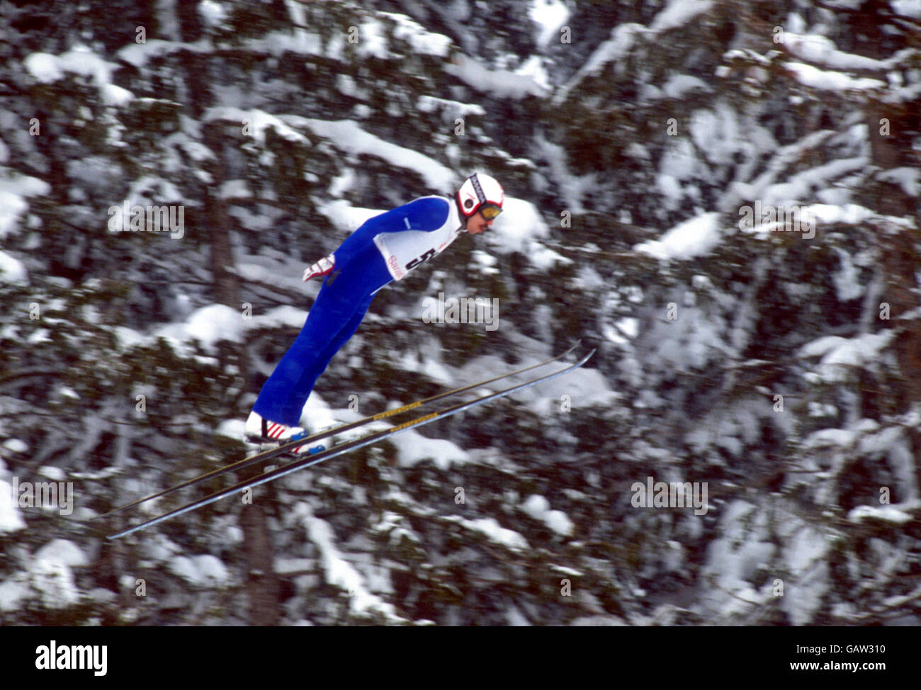 Der finnische Matti Nykanen fliegt auf dem 90 Meter hohen Hügel in Richtung Gold. Er gewann auch die Silbermedaille für die 70m-Schanze Stockfoto