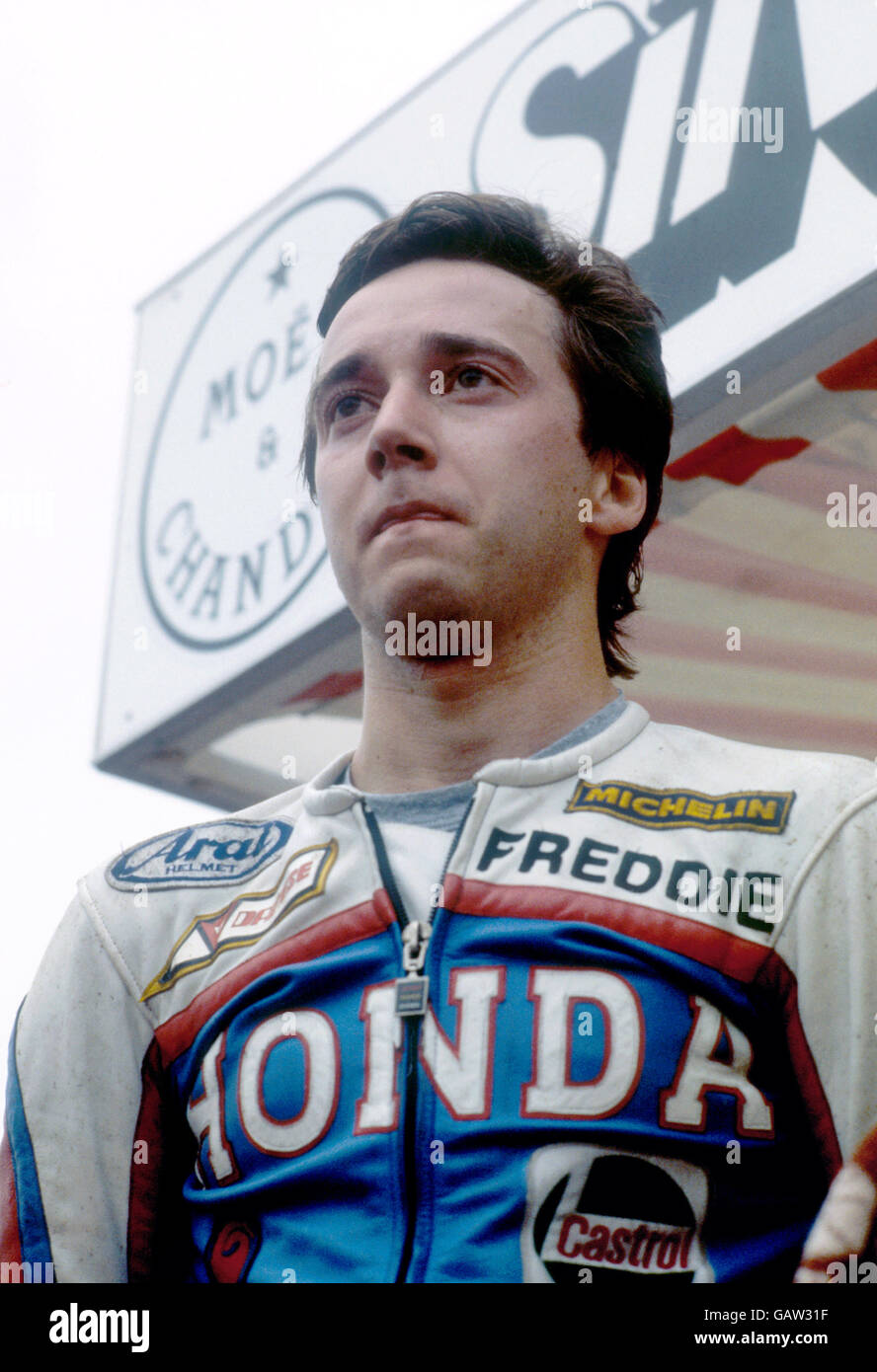 Der Amerikaner Freddie Spencer, bekannt unter dem Spitznamen "Fast Freddie", der als jüngster Fahrer 1983 die 500-ccm-Weltmeisterschaft gewann, als er den amerikanischen Kollegen Kenny Roberts in einer der spannendsten und spannendsten Titeljagden der Rennrad-Geschichte besiegte. Stockfoto