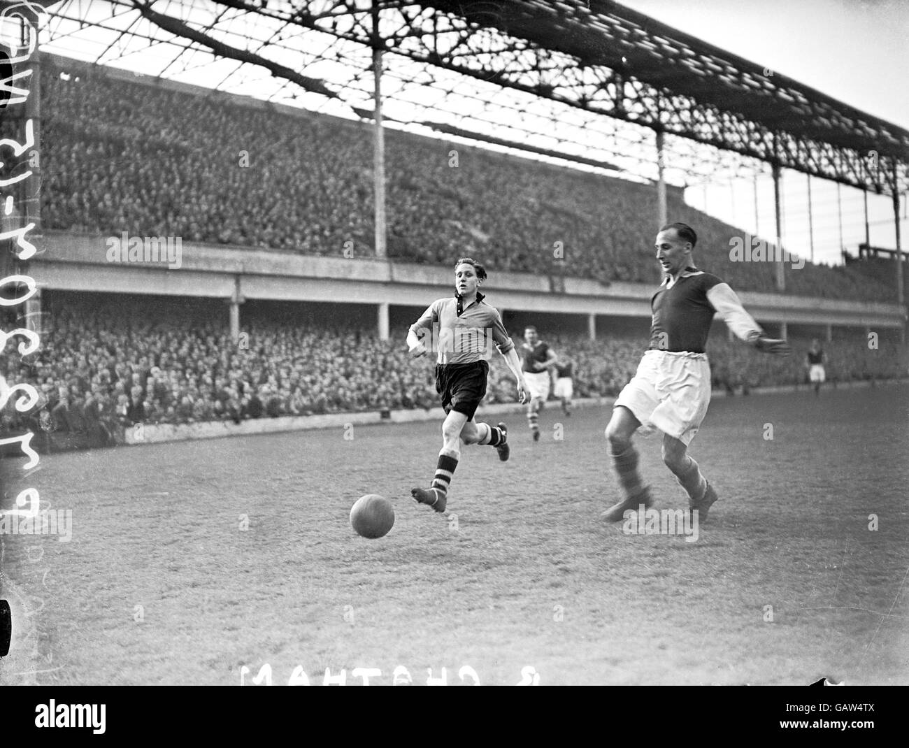 Fußball - Wartime League South - West Ham United gegen Wolverhampton Wanderers. Ray Chatham, Wolverhampton Wanderers (l) Stockfoto