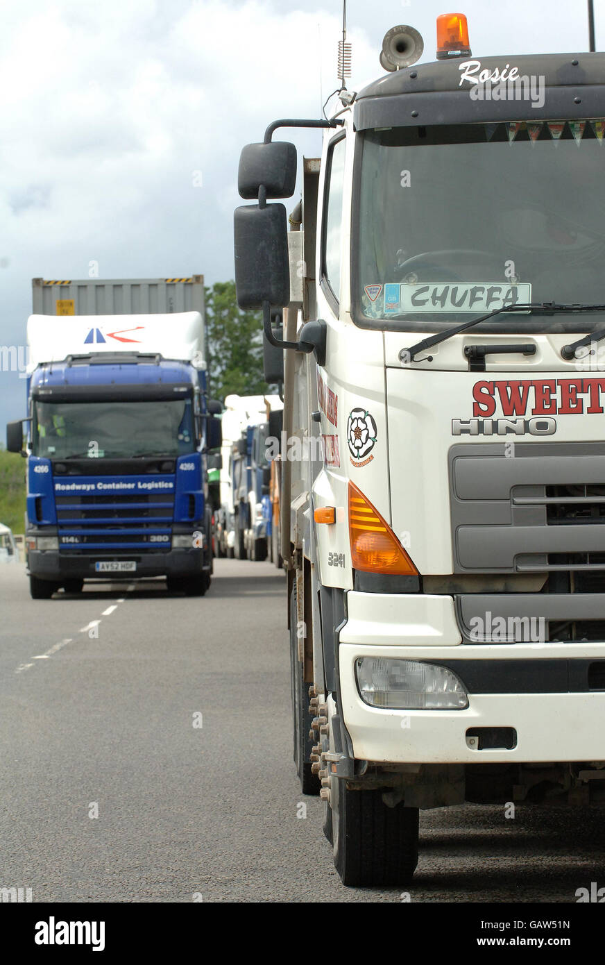 LKW-Fahrer versammeln sich für eine Demonstation entlang der M62 in West Yorkshire, um gegen die hohen Kraftstoffpreise zu protestieren. Stockfoto