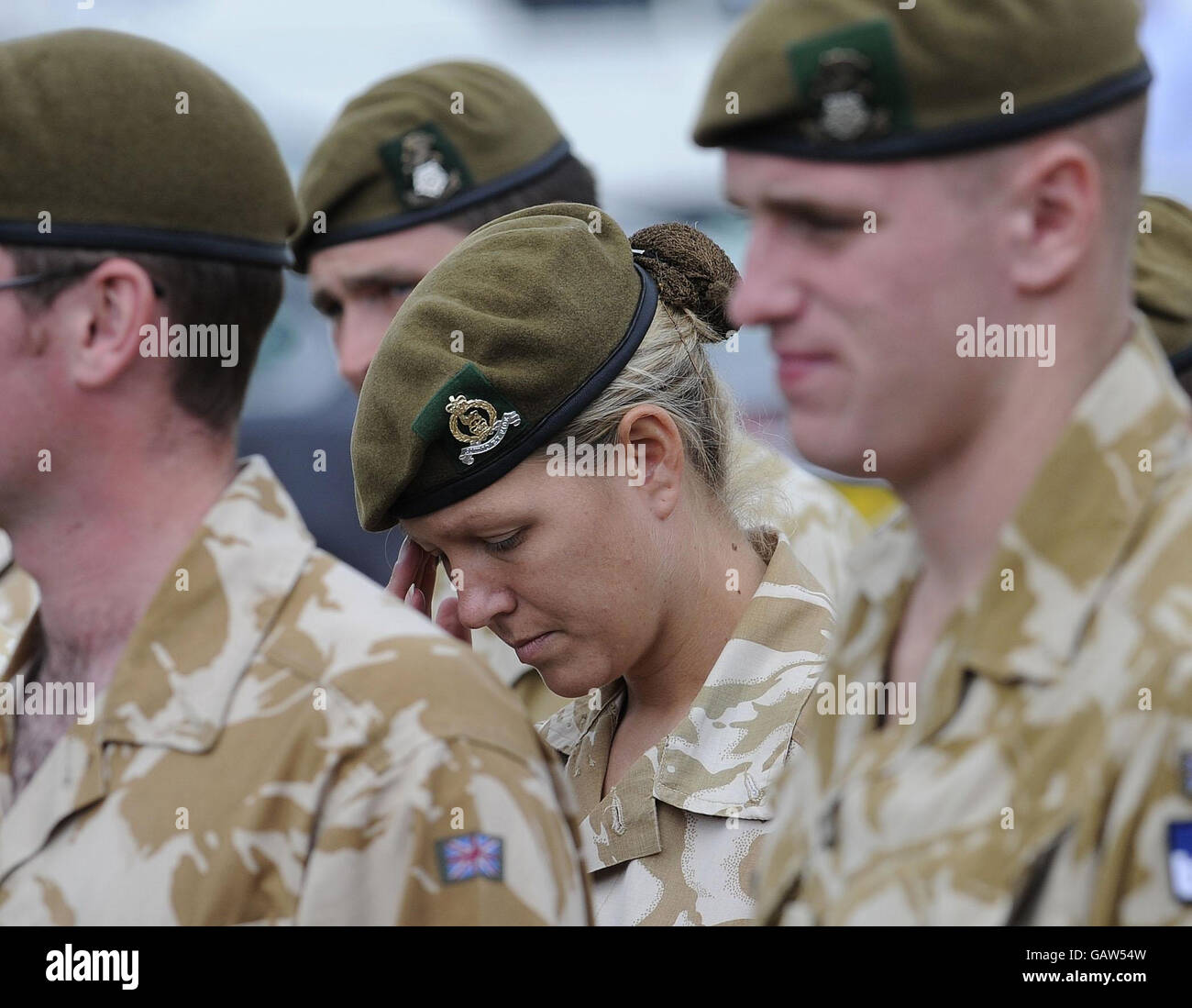 Korporal Emma McDonald, die gerade von ihrem ersten Einsatz in Afghanistan zurückgekehrt ist, bei einer Parade durch Redcar, wo dem Yorkshire-Regiment nach ihrer Rückkehr aus dem Einsatz in Afghanistan die Freiheit des Bezirks gewährt wurde. Stockfoto