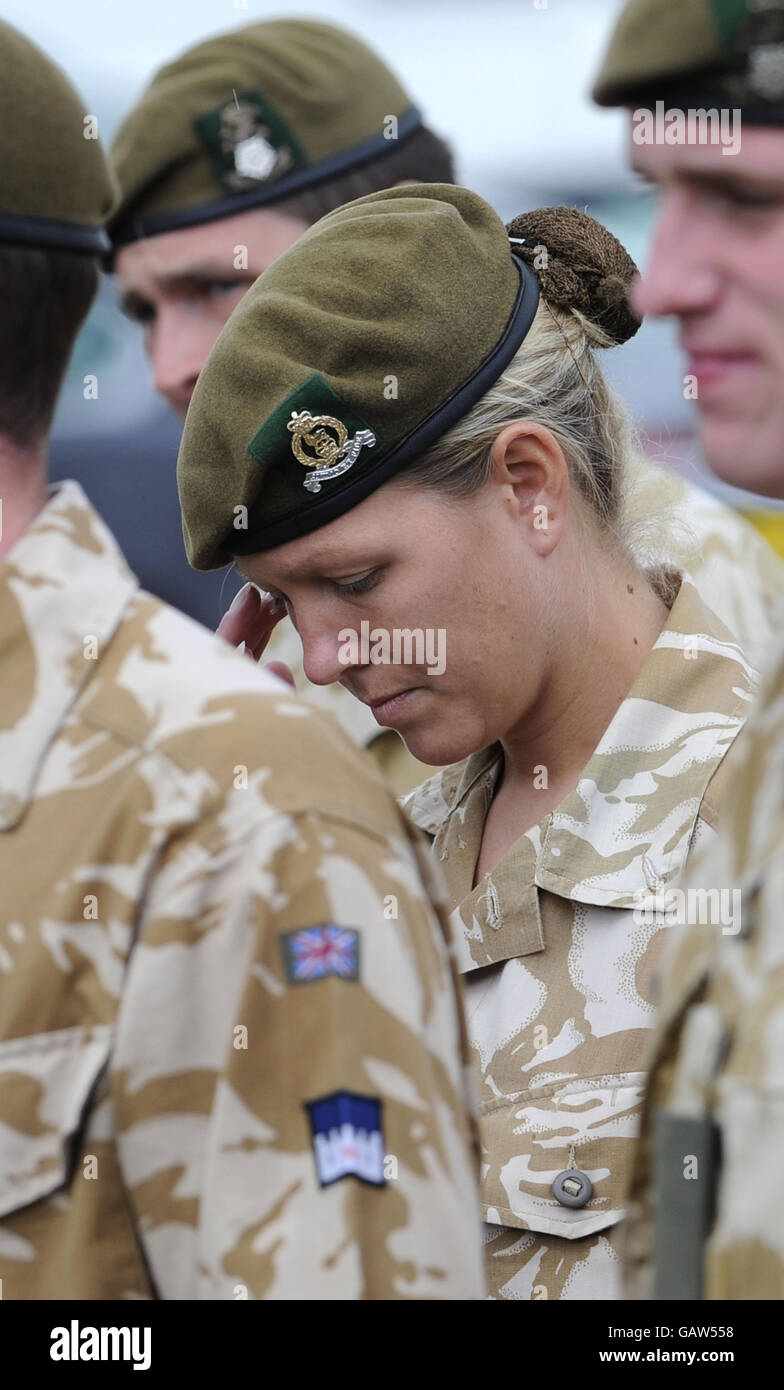 Korporal Emma McDonald, die gerade von ihrem ersten Einsatz in Afghanistan zurückgekehrt ist, bei einer Parade durch Redcar, wo dem Yorkshire-Regiment nach ihrer Rückkehr aus dem Einsatz in Afghanistan die Freiheit des Bezirks gewährt wurde. Stockfoto