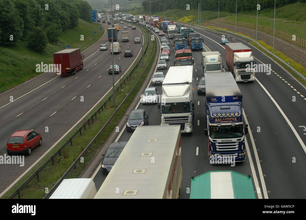 Kraftstoff Protest. Trucker bilden einen Konvoi entlang der M62 in West Yorkshire, um gegen die hohen Kraftstoffpreise zu protestieren. Stockfoto