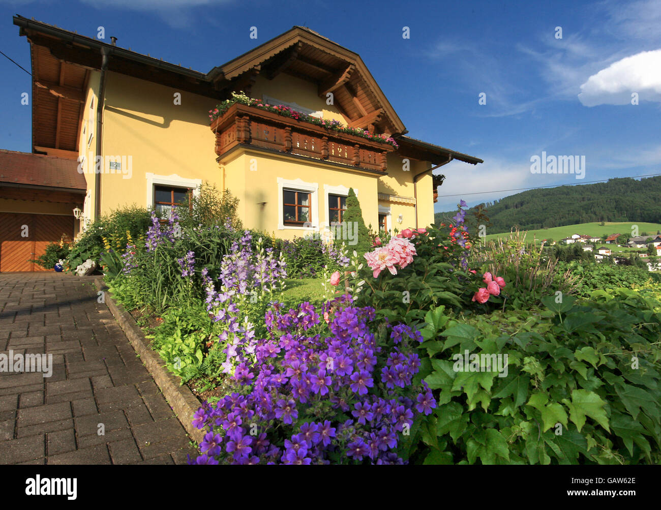 Travel Stock, Salzburg, Österreich. Ein Blick auf ein typisch österreichisches Haus in den Hügeln Stockfoto