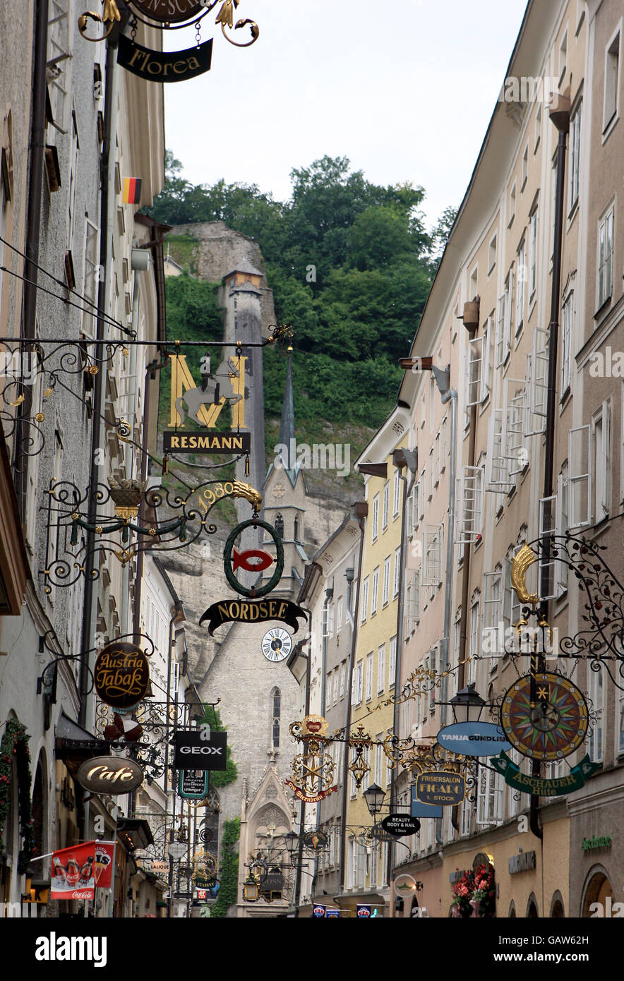 Reisestab - Salzburg - Österreich. Eine Gesamtansicht einer Straße in Salzburg Stockfoto