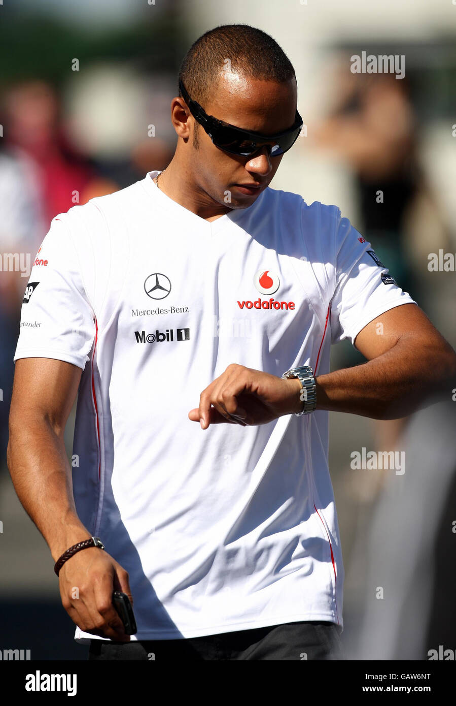 Formel-1-Motorsport - Großer Preis Von Frankreich - Qualifikation - Magny Cours. Vodafone McLaren Mercedes-Pilot Lewis Hamilton trifft während des Qualifyings in Magny-Cours, Nevers, Frankreich, ein. Stockfoto