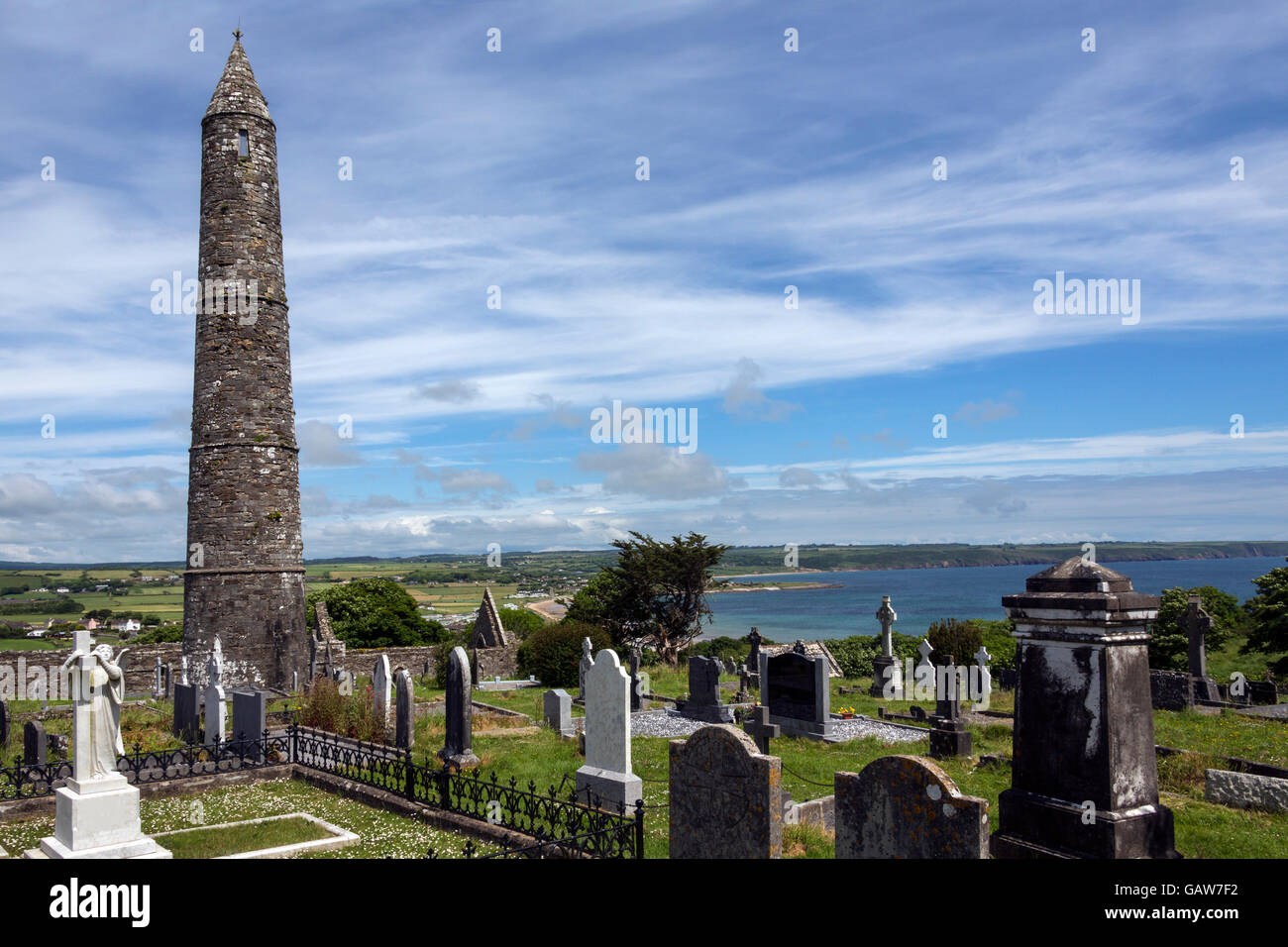 Die Ruinen von Ardmore Kathedrale und Rundturm, County Waterford in Irland. Stockfoto